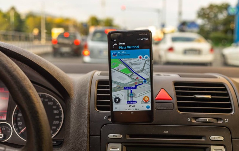 Șoferii români pot afla unde sunt montate radarele pe trepied, cu ajutorul noii actualizări Waze