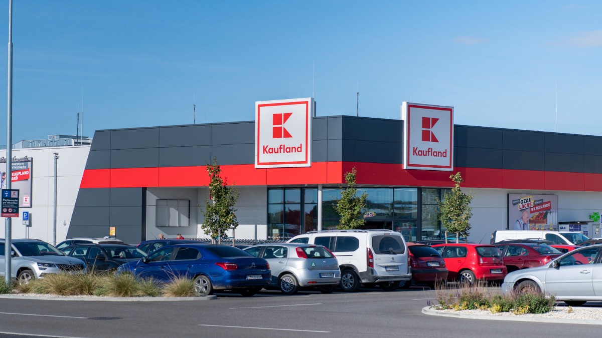 Un bărbat a murit în incinta magazinului Kaufland din Oradea. Echipajul medical a încercat resuscitarea timp de aproape o oră Foto: Profimedia Images
