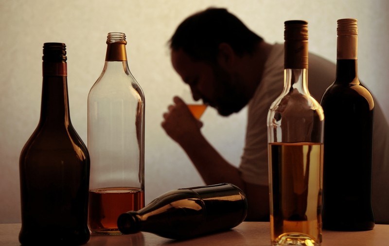 Un român moare în fiecare oră din cauza alcoolului. „Cel prins la volan sub influența băuturii este mai degrabă compătimit că a avut ghinion”