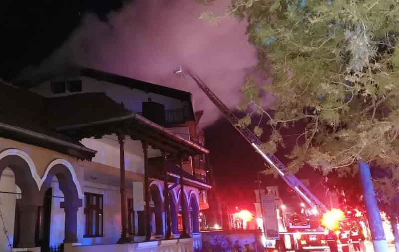 Incendiu la o pensiune din Călimăneşti. Nouă persoane s-au autoevacuat, o persoană a murit