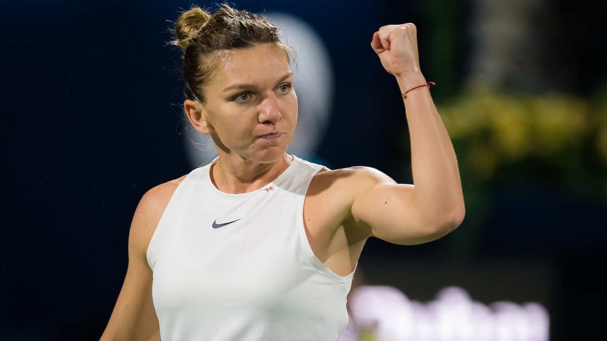 Simona Halep jonglează cu un sul de hârtie igienică precum un fotbalist profesionist