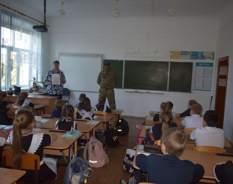 Mercenar din Batalionul Wagner, propagandă la clasa a III-a, într-o școală din Rusia: „Le-a arătat școlarilor decorațiile sale și medalia pentru curaj”
