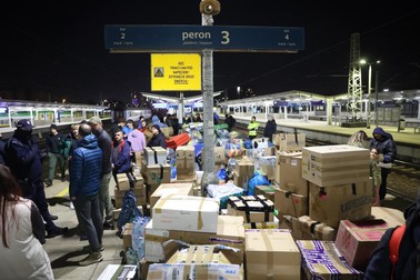 VARȘOVIA, POLONIA - Ajutorul polonez pentru Ucraina este încărcat într-un tren care se îndreaptă spre Kiev la gara Warszawa Wschodnia (Varșovia Est) | Foto: Profimedia