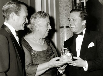 John Mills, Agatha Christie si Richard Attenborough, aprilie 1958