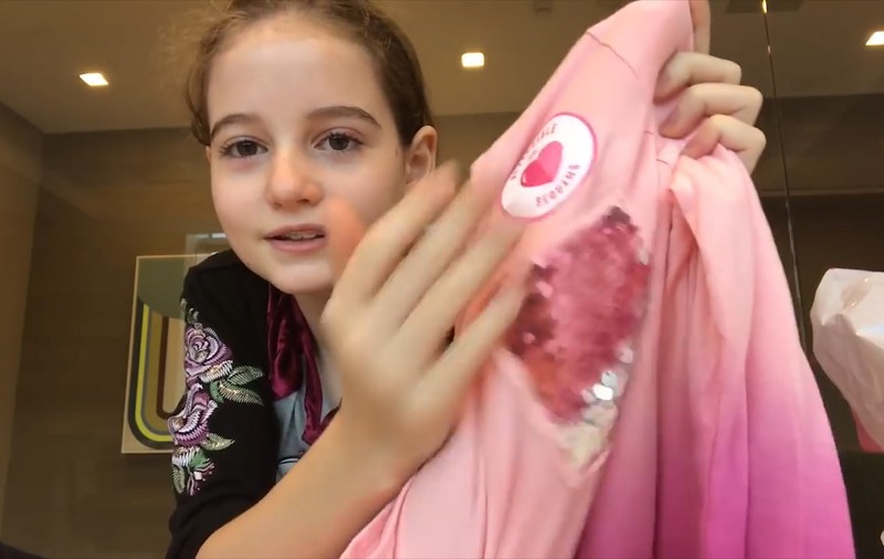 EXCLUSIV/Monica Gabor se laudă cu milioanele lui Mr. Pink, însă fiicei sale îi ia haine de la reduceri. Cu 100 de dolari i-a umplut dressing-ul