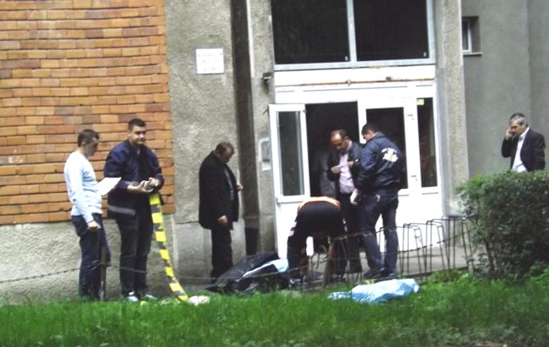 O adolescentă de 15 ani din Câmpulung s-a sinucis după ce s-a aruncat de la etajul 4. Trăia împreună cu un bărbat de 33 de ani