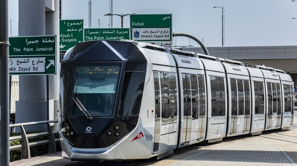 Emiratele Arabe Unite au lansat primul tren național de pasageri. Călătoria între Dubai și Abu Dhabi durează acum doar 50 de minute și costă 10 euro. Sursă foto: Shutterstock