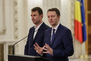Siegfried Mureșan a fost însoțit în Parlament de Cătălin Drulă de la USR Sursa foto: Vlad Chirea/Libertatea