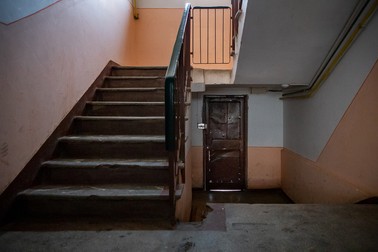 Uşa de la ieşirea de serviciu a blocului era deschisă în timpul luării de ostatici