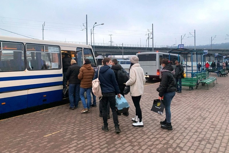 Ucraineni îmbarcându-se în autobuze în Kiev, în dimineața de joi | Foto: Profimedia