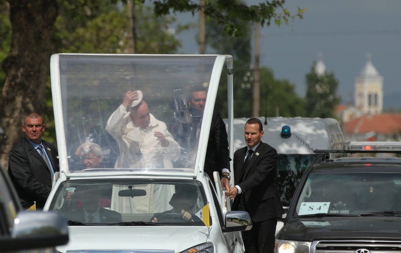 CORESPONDENȚĂ DIN BULGARIA/ Reporterii Libertatea l-au văzut pe Papa Francisc în vizita din Bulgaria și știu secretul unui salut sincer din papamobil. „San Lorenzo” a adus un zâmbet larg