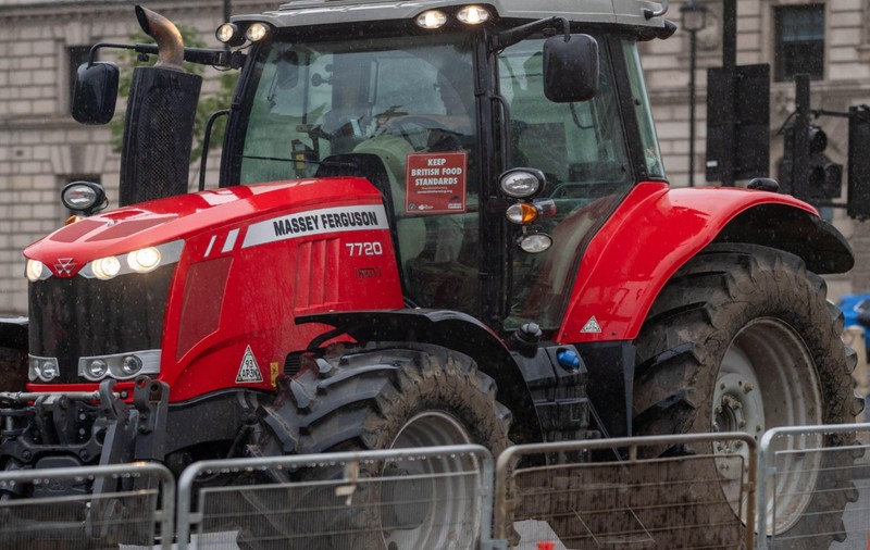 Tractor „de lux” furat din Austria, căutat de Interpol și găsit la un fermier care-l conducea în România