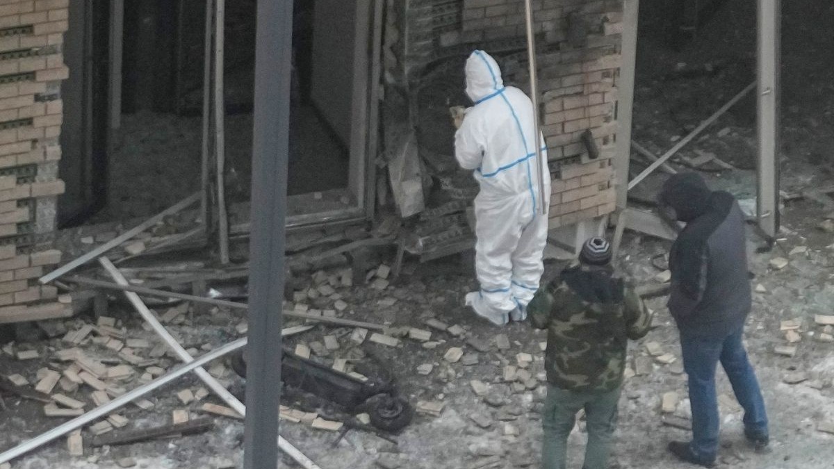 Anchetatorii lucrează în apropierea unui scuter la locul în care locotenentul general Igor Kirillov a fost ucis