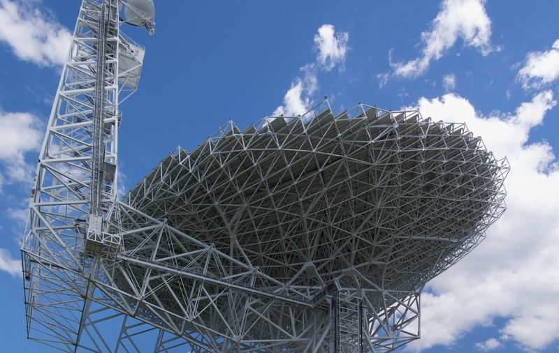 Au fost detectate semnale radio din partea unei galaxii îndepărtate situate la 3 miliarde de ani lumină