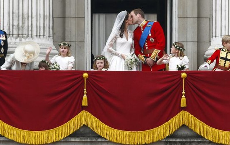Uite ce i-a spus Prințul William lui Kate Middleton în balconul Palatului Buckingham, unde s-au sărutat!