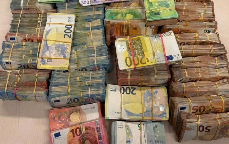 Polițiștii au găsit peste 690.000 de euro cash la un șofer care a întors fără să semnalizeze și la care s-au dus acasă, după ce i-au verificat mașina, în Belgia
