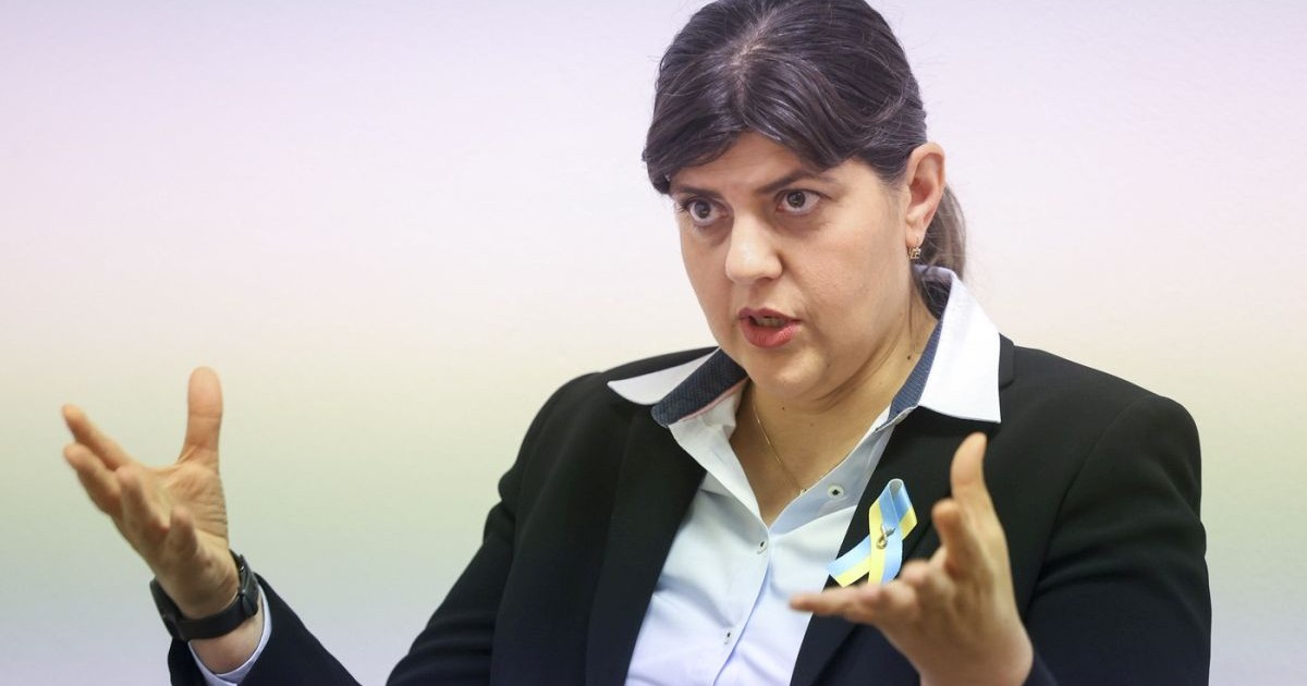 Laura Codruța Kovesi are ambele mâni ridicate, în timp ce vorbește în timpul unui interviu, iunie 2023