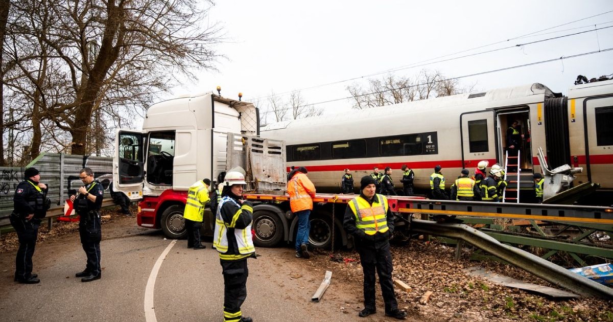Serviciile de urgență stau la locul unui accident la o trecere la nivel. O persoană a murit și mai multe au fost rănite în urma coliziunii dintre un tren ICE și un camion. Foto: Profimedia 11 februarie 2025, Hamburg