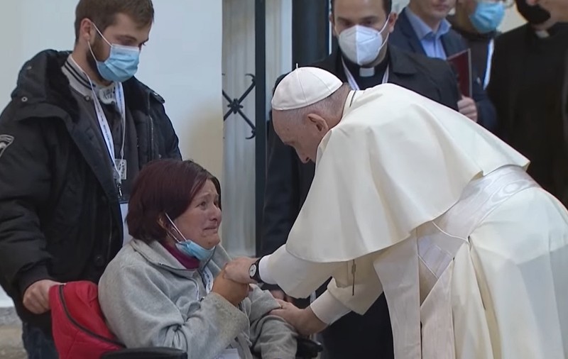VIDEO / Româncă în lacrimi în fața Papei Francisc. Suveranul Pontif, impresionat de povestea Marianei