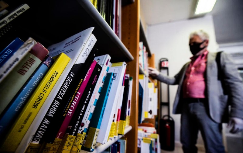 Un olandez a returnat o carte la bibliotecă după 40 de ani. Ce amendă a primit