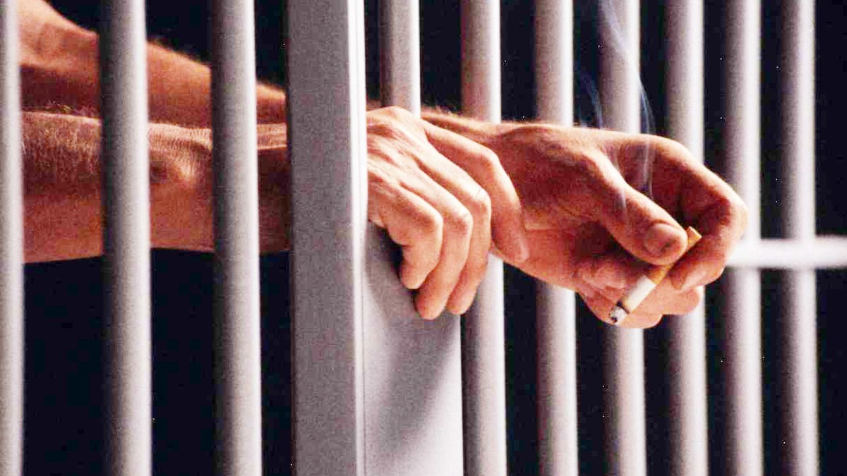 Angajații din penitenciare au de recuperat un milion de ore suplimentare. Deținut în spatele unor bare