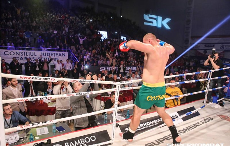 Cătălin Moroșanu a făcut senzație în gala Superkombat de la Milano. ^L-a trimis la podea pe uriașul Czerwinski încă din prima rundă. Și frații Stoica și-au câștigat clar luptele / VIDEO