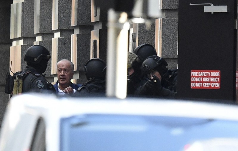 UPDATE. LUARE de OSTATICI într-o CAFENEA din SYDNEY! Ce REVENDICĂ ATACATORUL! | VIDEO