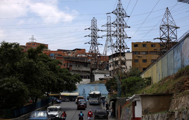 Lumină în Venezuela. Alimentarea cu electricitate a fost restabilită, după ce întreaga țară a rămas în beznă în urma unei pene masive. Acuzații de sabotaj