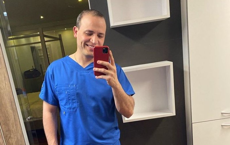 Un chirurg a ajuns vedetă pe internet. Dansează în timp ce operează!