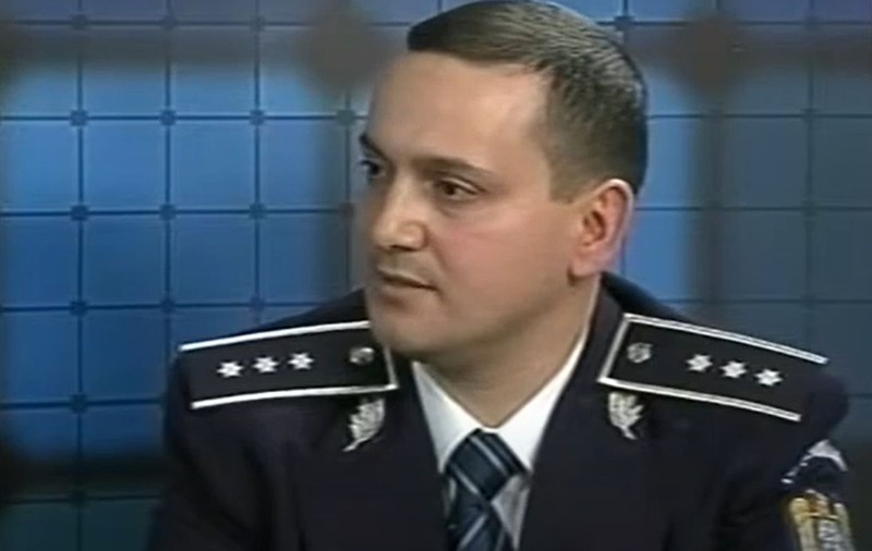 Tone de documente din arhiva Poliției Ploiești, incendiate ilegal pe câmp la comanda comisarului Laurențiu Drăghici, șeful biroului rutier. Ofițerul a folosit o dubă privată