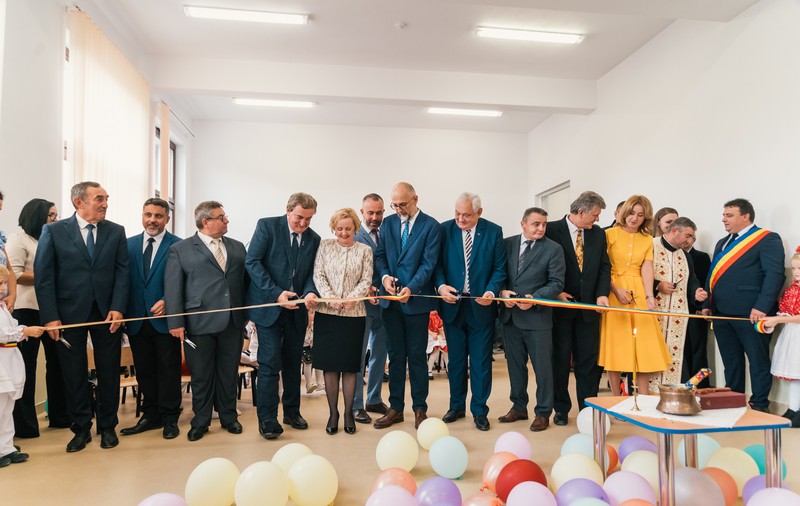 Aglomerație de politicieni veniți să taie panglica la inaugurea unei grădiniţe din Sălaj