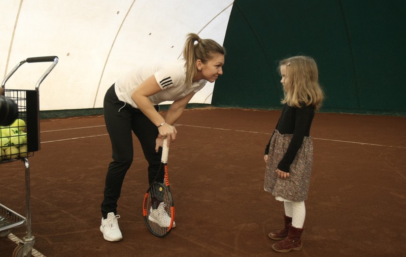 Simona Halep și-a luat energie de la copii! Un fost fotbalist stelist și-a adus fata, ca să ia autograf de la campioană / GALERIE FOTO