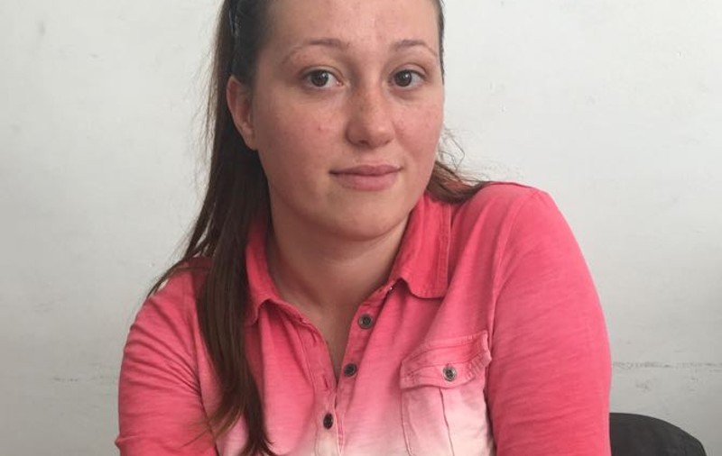 Exemplu de ambiție dat de Roxana Irimia, pictorița fără mâini din Hunedoara. Motto-ul ei: „ Nu există nu pot”