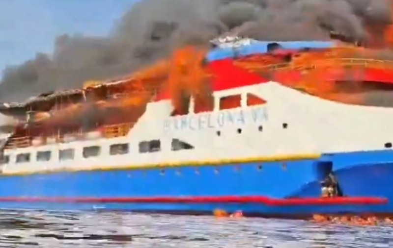 O ambarcațiune a luat foc în Indonezia: unii pasageri au sărit în mare pentru a se salva