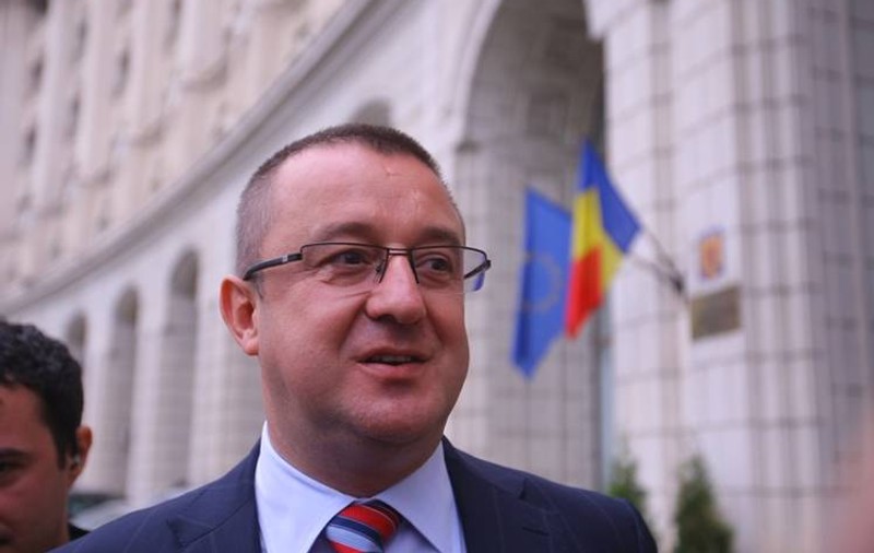Sorin Blejnar îşi va preda pistoalele la magazin! Poliţia i-a retras dreptul de portarmă!