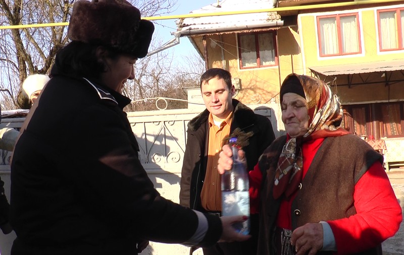 Poliţiştii locali au plecat cu ... agheasma