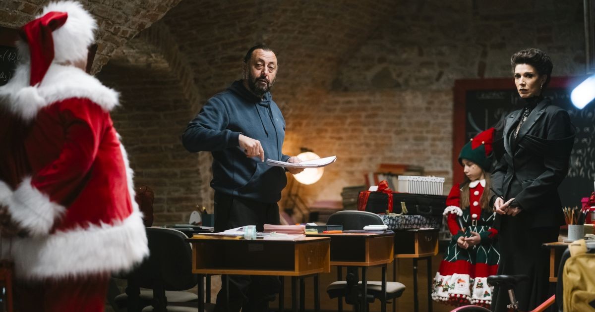 Regizorul Jesus del Cerro, Alina Chivulescu și Pavel Bartoș pe platourile de filmare de la „Crăciun cu Ramon”