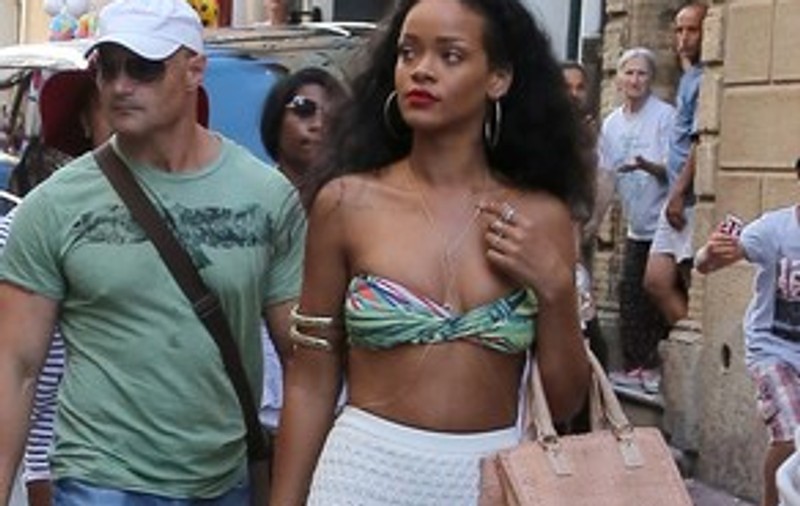 Ţinută de mare divă!  Uite-o pe Rihanna cu a defilat  DOAR ÎN SUTIEN pe străzile din St Tropez! FOTO