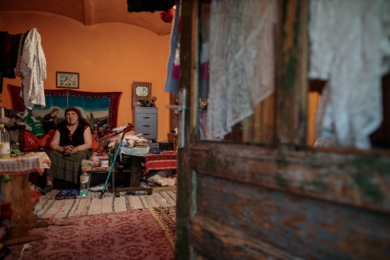Rozália, în camera pe care trebuie să o părăsească