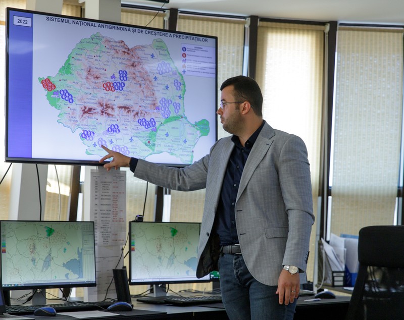 REPORTAJ. Bătălia între fermierii disperați de secetă și specialiștii care trimit rachete în nori: „Oamenii spun că nu plouă din cauza noastră”