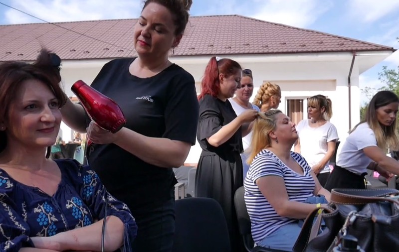 VIDEO/ Au intrat cu părul răvășit și au ieșit cucoane. Valea Părului, satul unde toate femeile au fost coafate gratuit