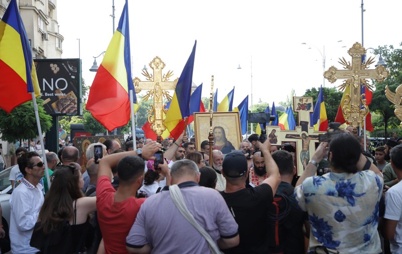 Gigi Becali a condus un miting anti-LGBT în București: „Dracii lasă duhuri rele”. ACCEPT: „Grupări agresive care instigă la ură”