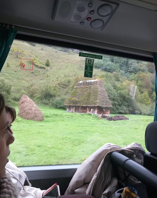 Șurile cu acoperiș din paie, construcțiile arhaice din Apuseni care rezistă de peste 100 de ani. Drumul nou care le face accesibile turiștilor