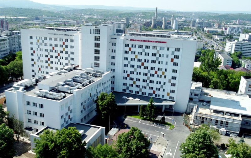 Trei copii din Bacău au ajuns în comă la spital, după ce au fost spălați de mamă cu insecticid. Ce spun medicii despre starea lor