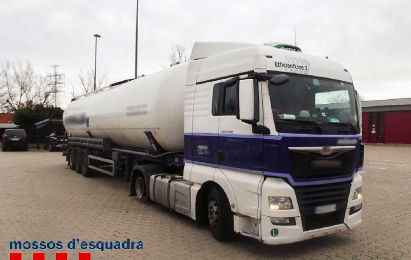 Șofer român cu cisterna pe contrasens 11 km, fără o roată, cu farurile stinse și poliția după el, pe autostradă, în Spania
