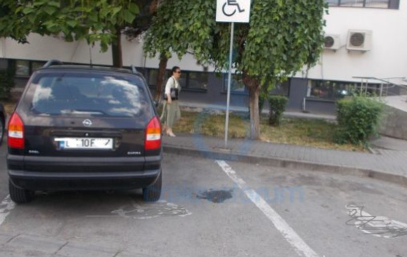O șoferiță din Cluj, amendată după ce a parcat pe locurile persoanelor cu handicap, a obținut anularea sancțiunii. Cum a motivat instanța