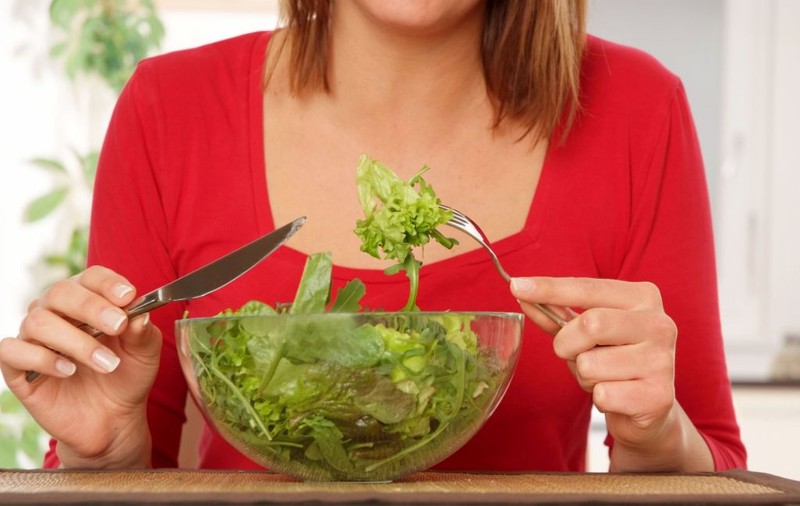 O tânără celebră pentru că ”s-a vindecat de cancer” cu ajutorul alimentaţiei sănătoase, prinsă cu minciuna