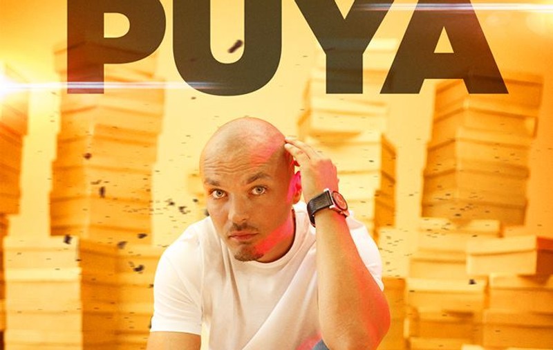 Puya urcă fetele sus pe bar, în Regie