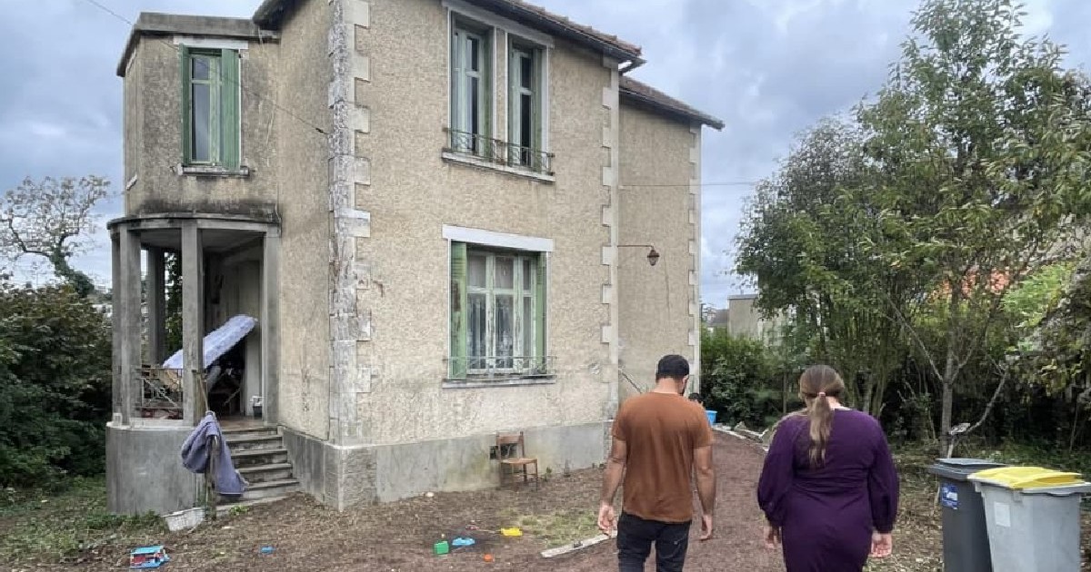 o casa veche in fundal, un bărbat și o femeie