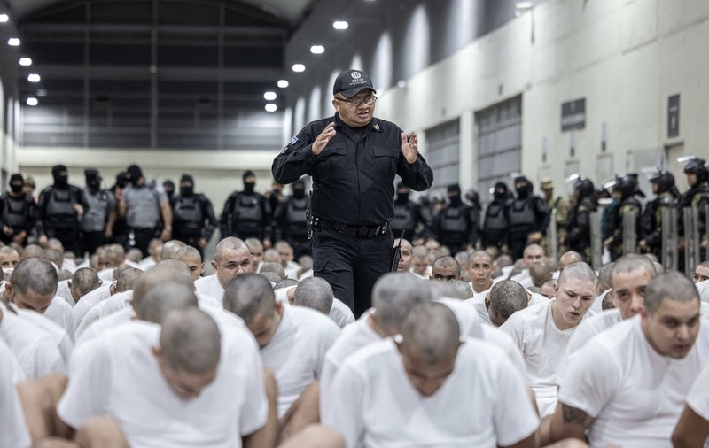 Administraţia Trump l-a ignorat pe judecător și a expulzat presupuși teroriști venezueleni. Primul „dictator milenial” i-a filmat la sosire și i-a plasat într-o mega-închisoare